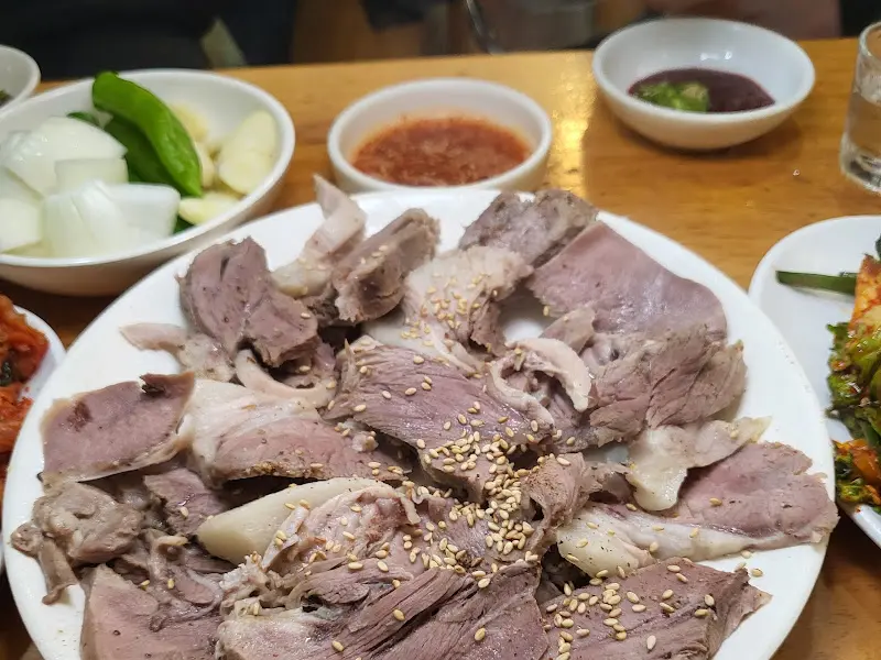 윤기가 좔좔 흐르는 수육 한 점