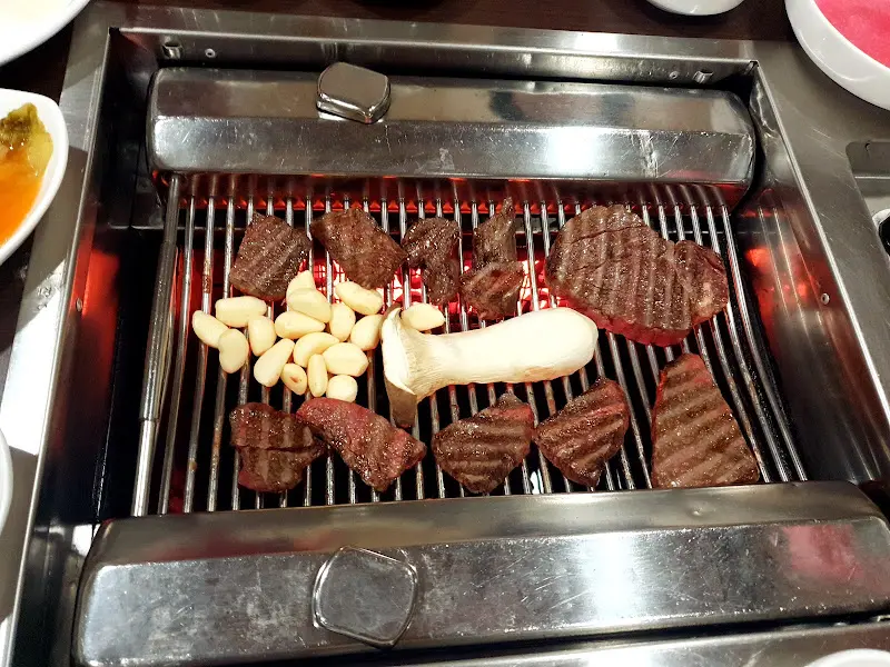 숯불 위에 구워지는 한우와 마늘