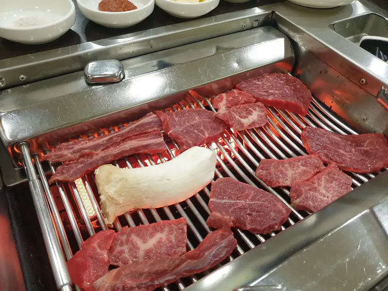 불판 위에 올려진 한우와 새송이버섯