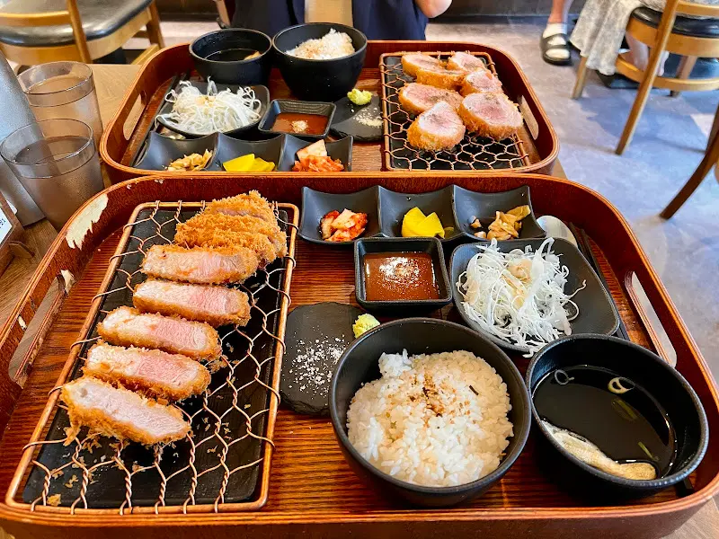 섬세한 카츠의 돈카츠 정식 한상 차림