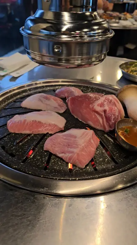 불판 위에서 익어가는 고기