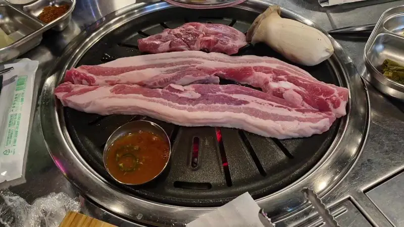 불판 위의 삼겹살