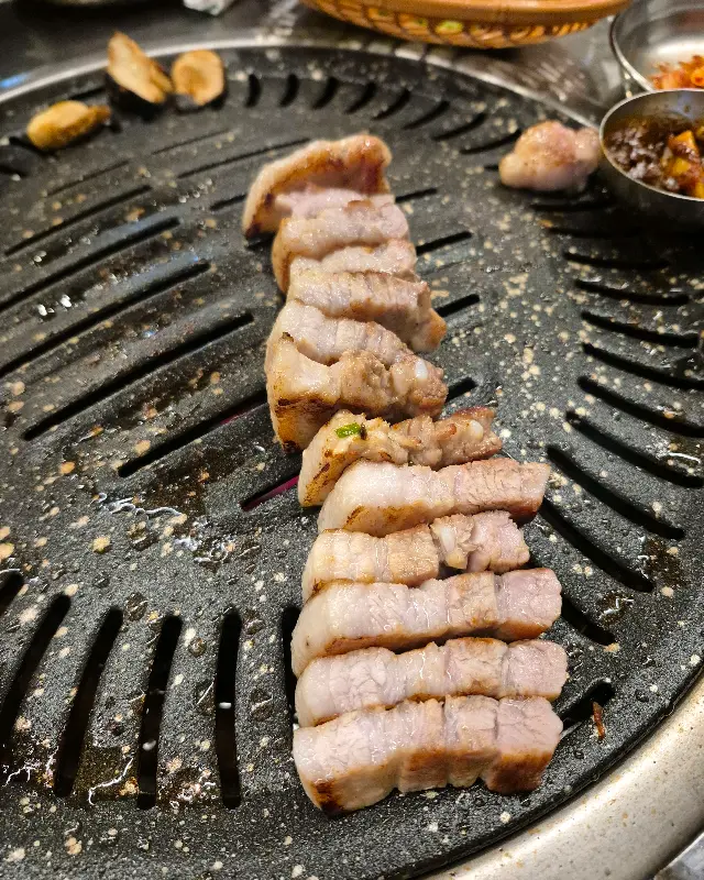 맛있게 구워진 고기 단면