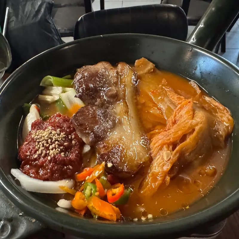 큼지막한 묵은지와 돼지고기가 듬뿍 들어간 김치찜