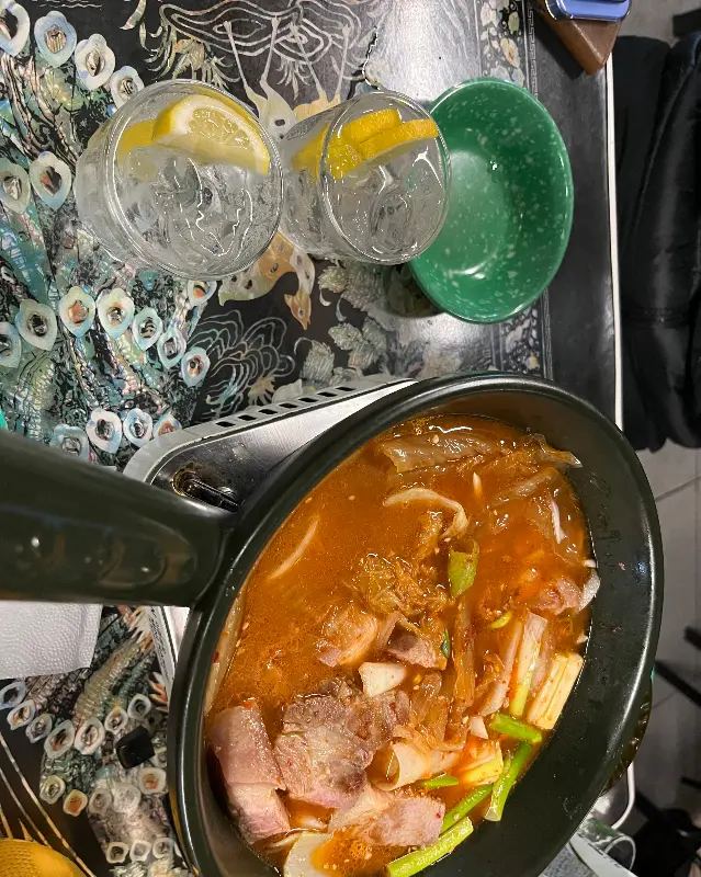 레몬 슬라이스가 들어간 시원한 하이볼