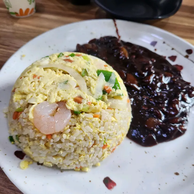 볶음밥과 짜장 소스