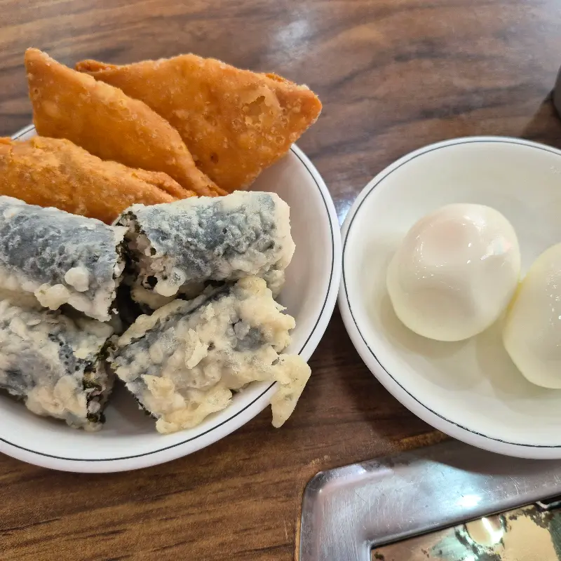 다양한 사리가 추가된 떡볶이