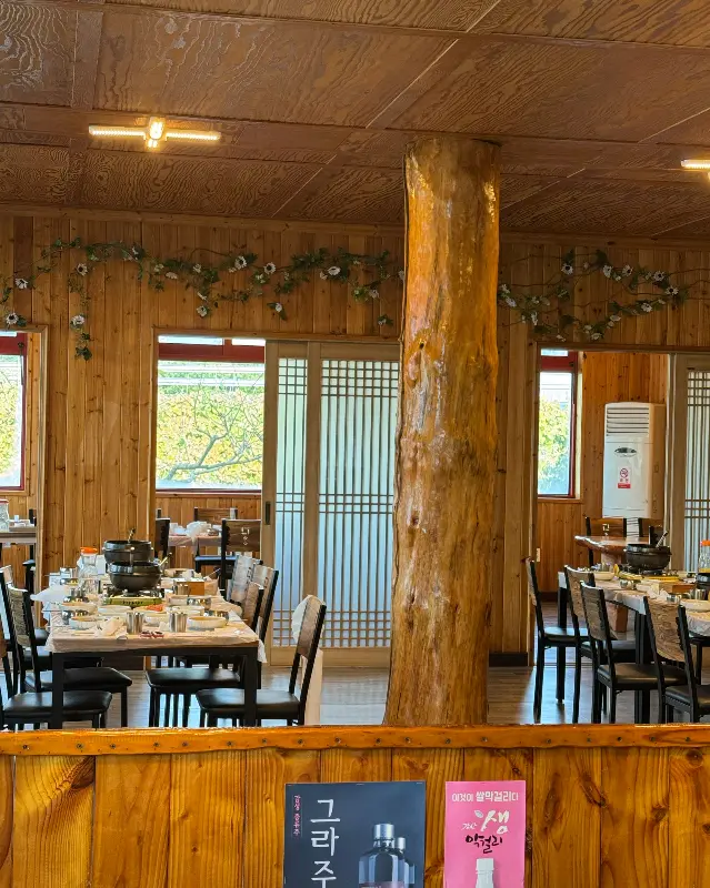 넓고 깔끔한 식당 내부