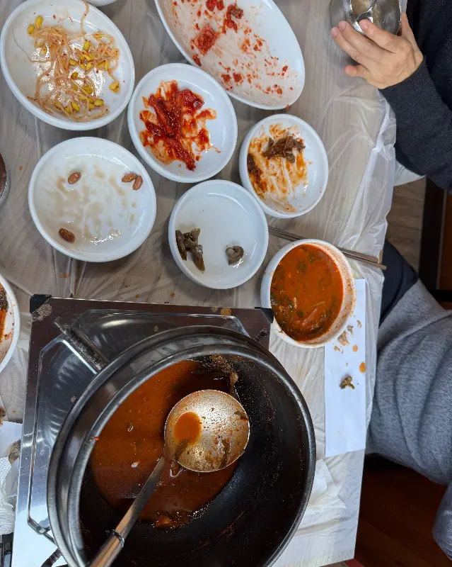 깔끔하게 비워진 반찬 그릇들