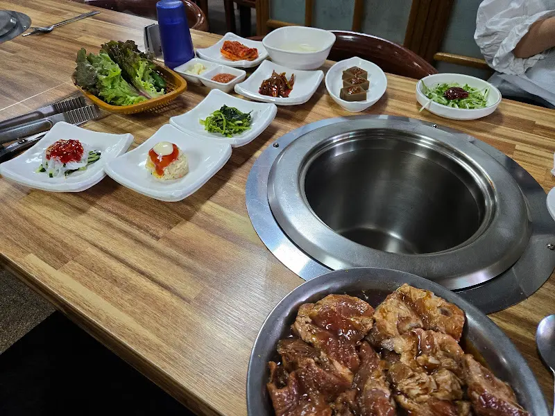 락송정의 푸짐한 밑반찬