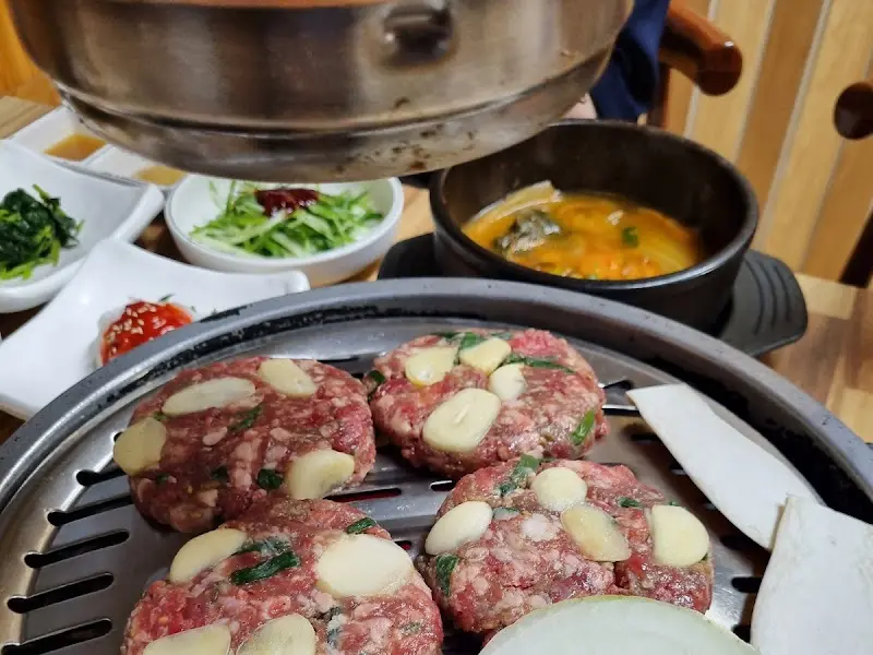 숯불 위에서 구워지는 떡갈비