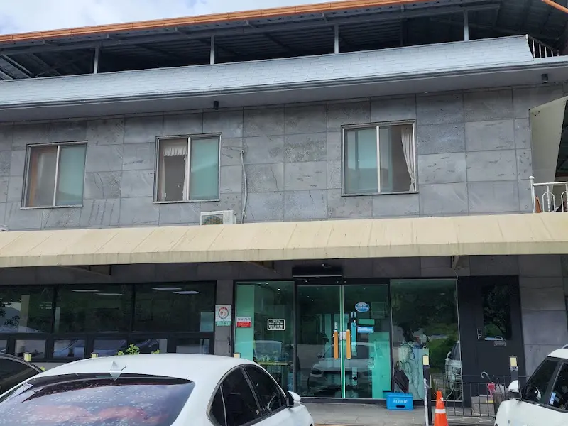 깔끔한 식당 외관