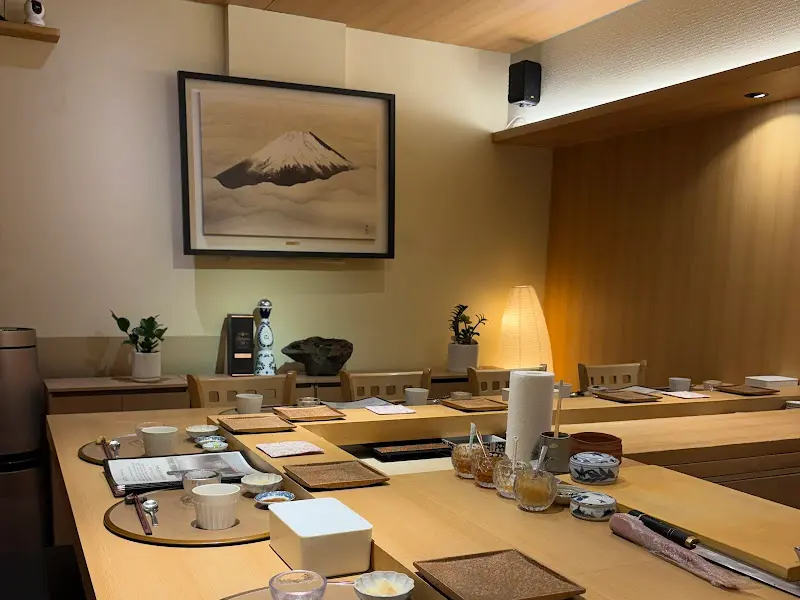 깔끔하고 편안한 분위기의 스시 아루히 내부