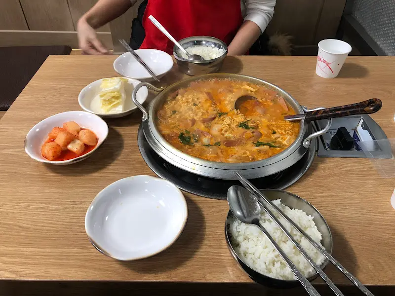 테이블 가득 차려진 부대찌개 한 상