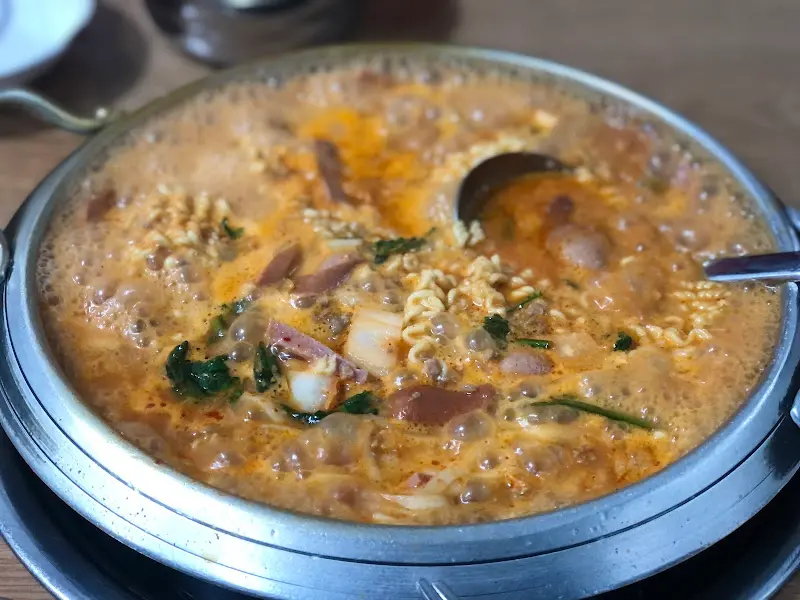 맛있게 끓고 있는 부대찌개
