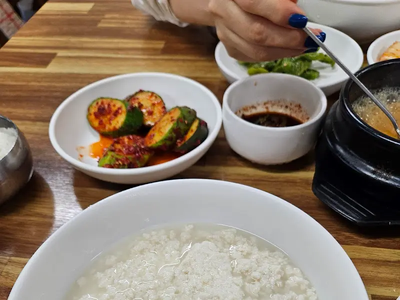 순두부와 밑반찬 한 상 차림
