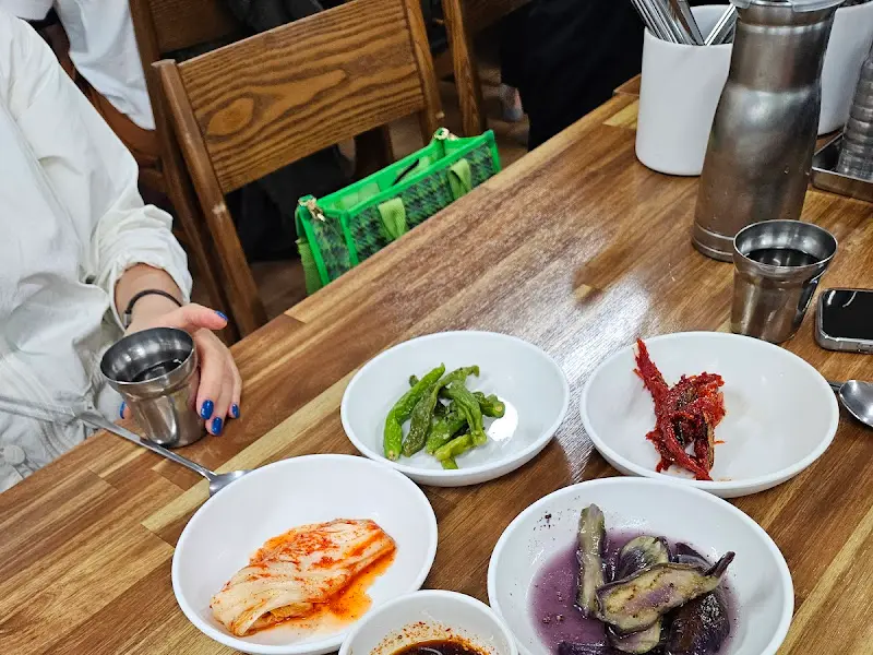 테이블 위의 스테인리스 물통과 컵