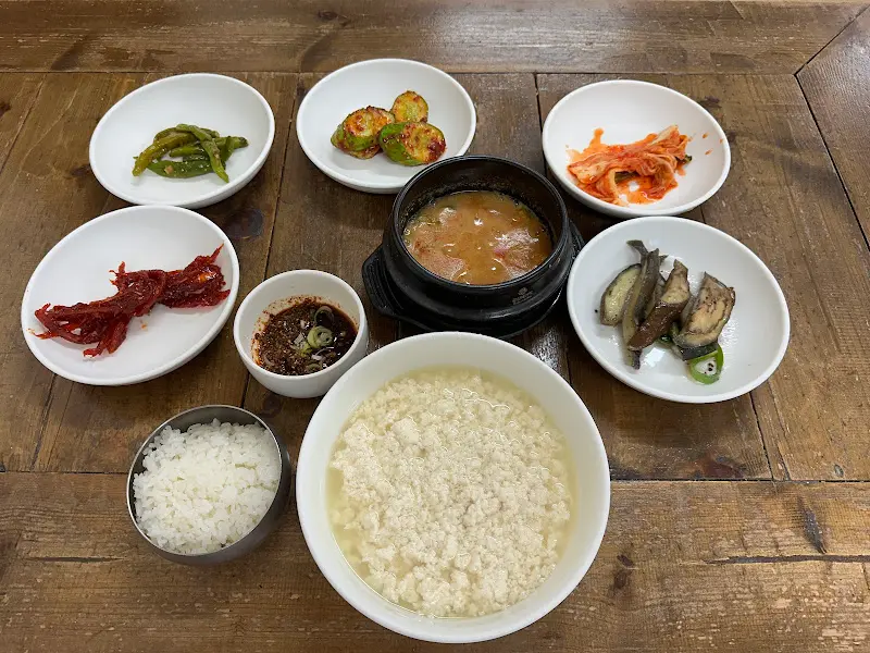 깔끔하게 차려진 한 상