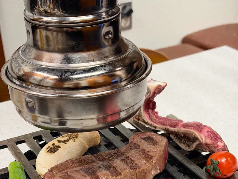 소고기를 굽는 모습