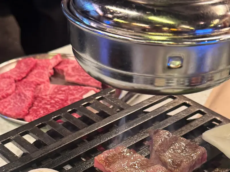 소고기를 굽는 모습