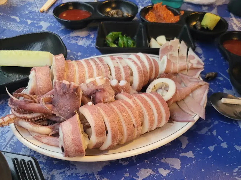 윤기가 좔좔 흐르는 오징어 순대