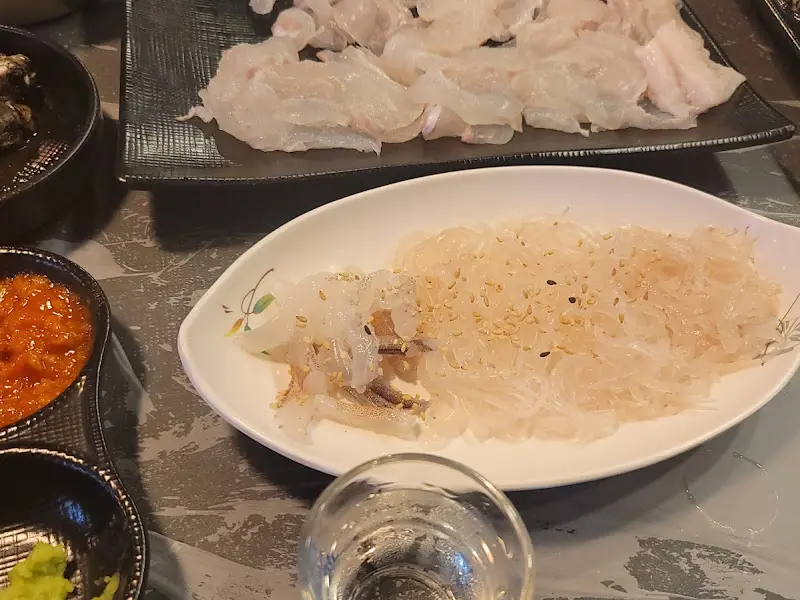 얇게 썰린 오징어회