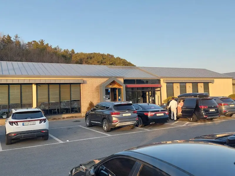 넓은 주차장을 갖춘 벽오동의 외관