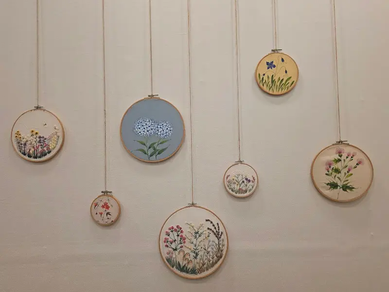 벽오동 내부를 장식하고 있는 자수 액자들