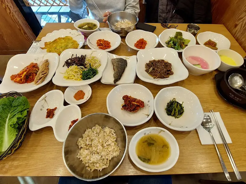 상다리 부러지게 차려진 벽오동 보리밥 정식 한 상