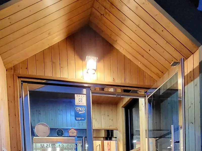 따뜻한 나무 소재로 마감된 벽오동 입구