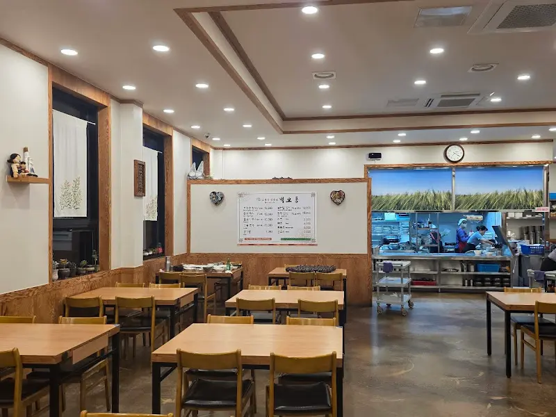 넓고 깔끔한 벽오동 내부