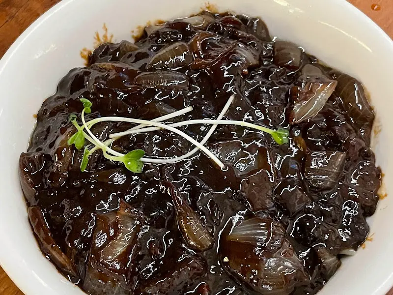 윤기가 좌르르 흐르는 짜장면