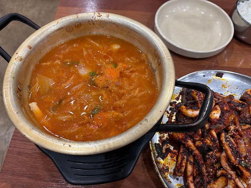 푸짐한 김치찌개