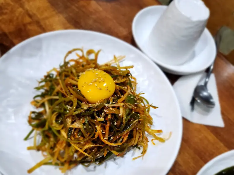 노른자가 톡 터진 파채 무침