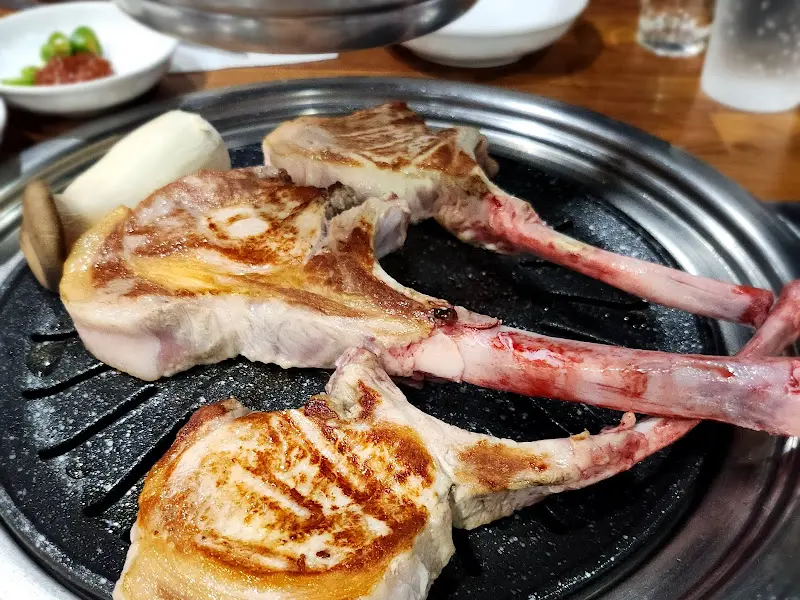 불판에 구워지고 있는 돼지 고기