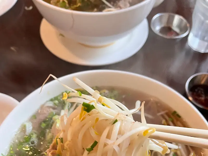 테이블 위에 놓인 쌀국수 그릇