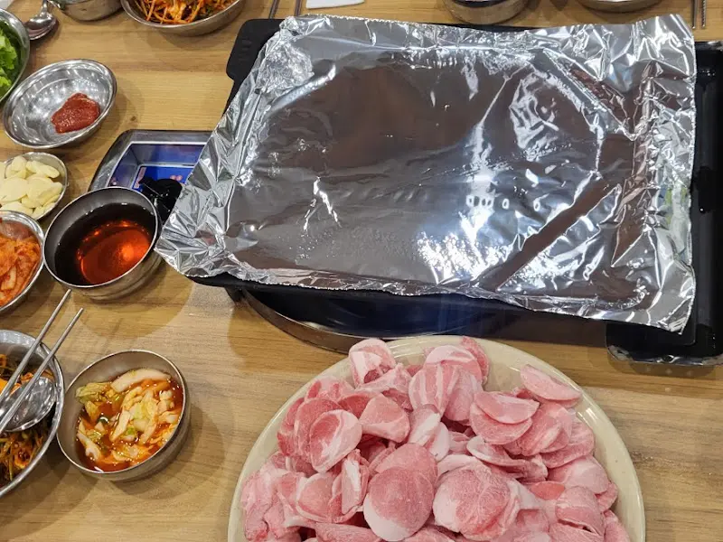테이블에 차려진 봉용불고기 한 상 차림