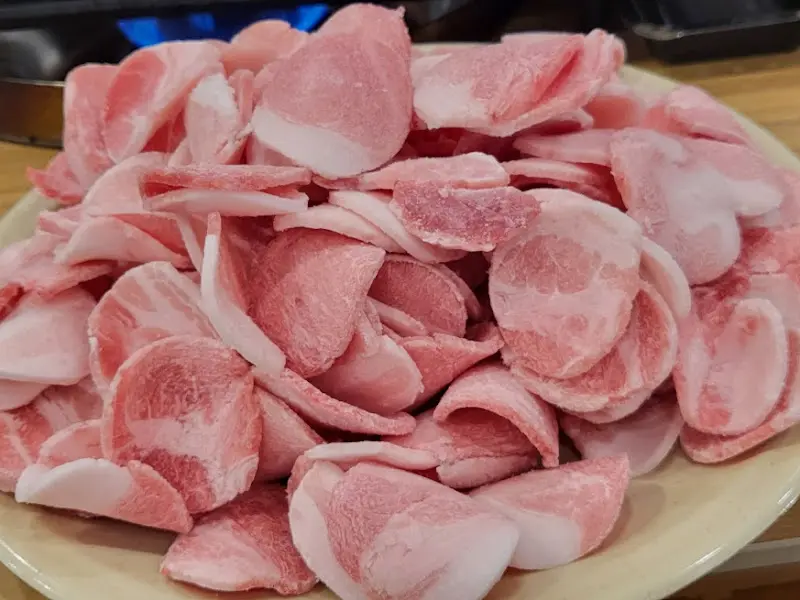 접시에 담겨 나온 냉동 삼겹살