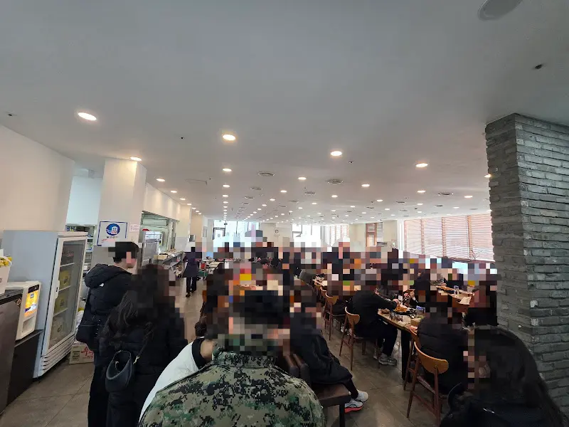 손님들로 가득 찬 식당 내부