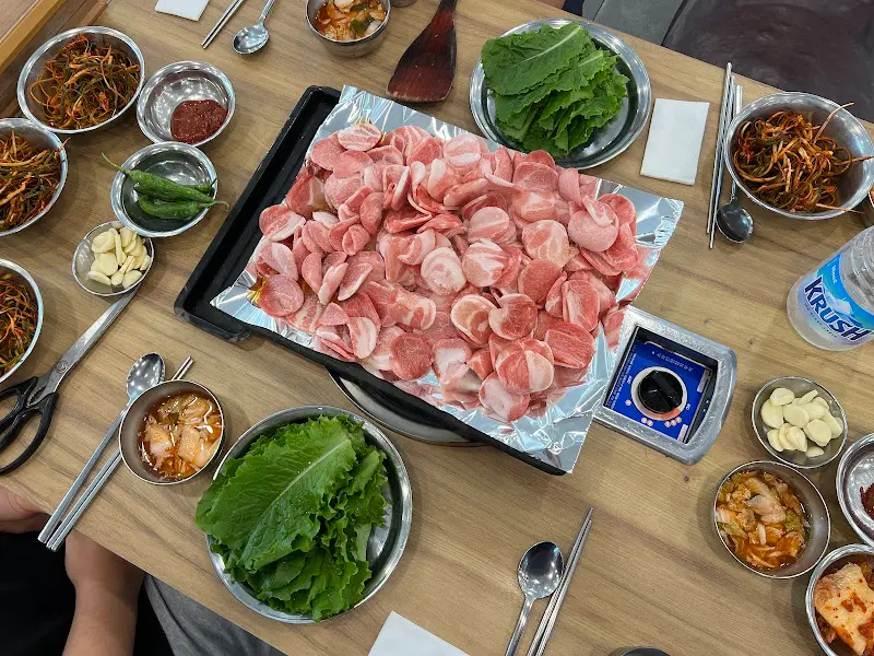 볶음밥 재료가 담긴 셀프바