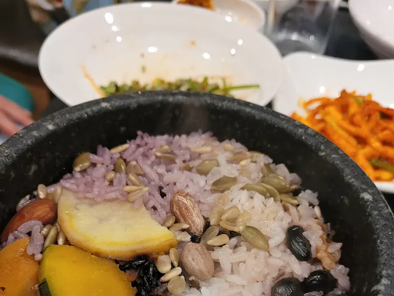 돌솥밥의 클로즈업 사진