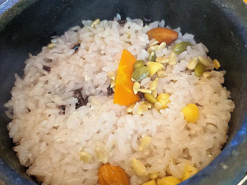 돌솥밥의 밥알 하나하나가 윤기를 뽐내는 모습