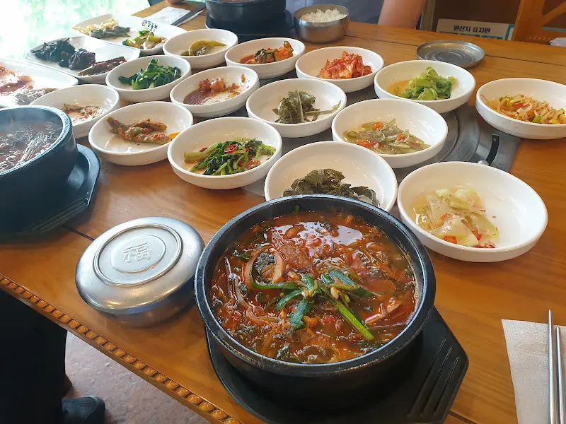 한 상 가득 차려진 음식들의 모습