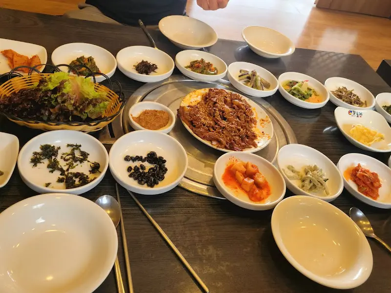 돌솥밥과 염소 양념 불고기의 조화