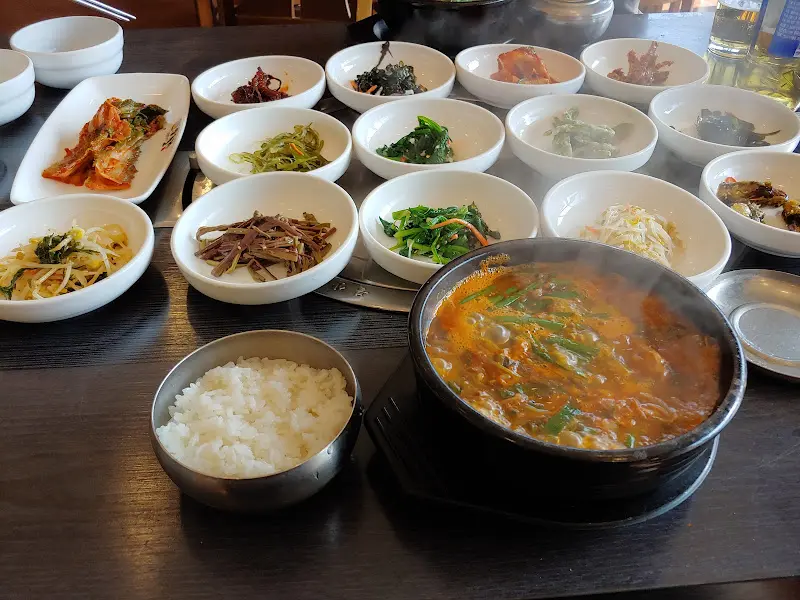 다양한 반찬과 함께 제공되는 돌솥밥