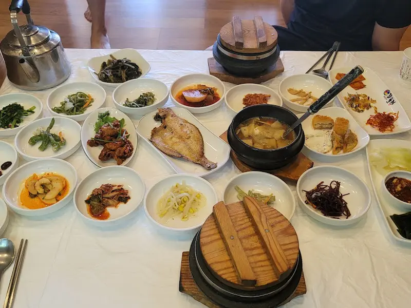 돌솥밥 정식 한 상 차림