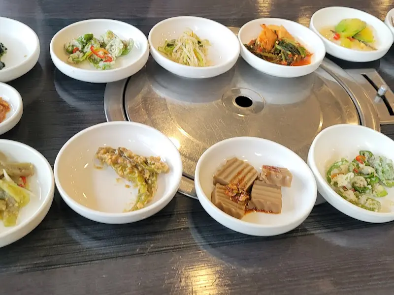 정갈하게 담긴 반찬들의 모습