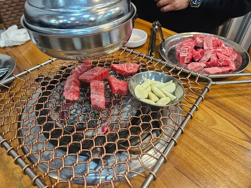 숯불 위에서 익어가는 한우 등심