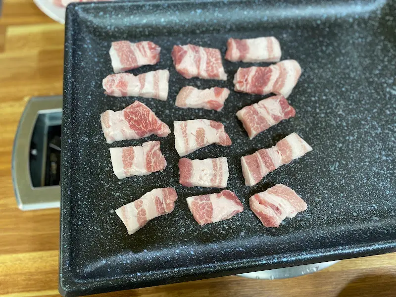 신사강정육점식당 삼겹살 불판