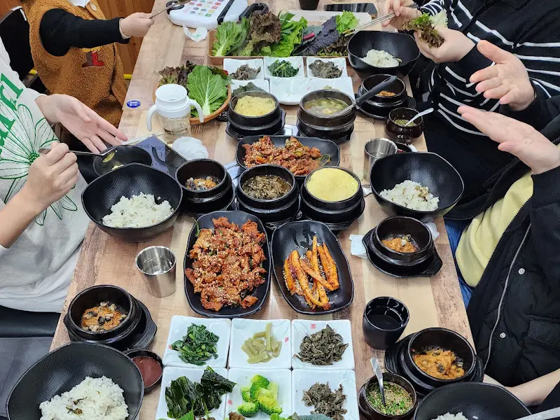 푸짐하게 차려진 우렁쌈밥 정식 한 상 차림